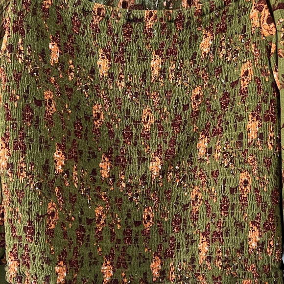 C&V Chelsea & Violet Floral Button Front Cropped Peasant Top. - Picture 7 of 10
